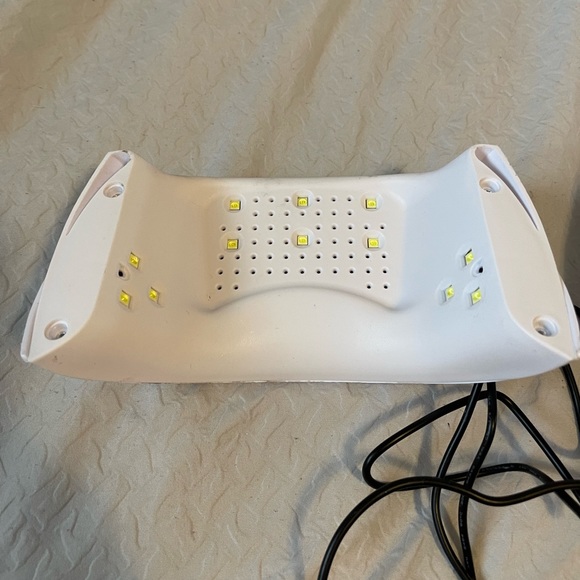 Two functioning LED nail lamps with cords - Picture 5 of 5